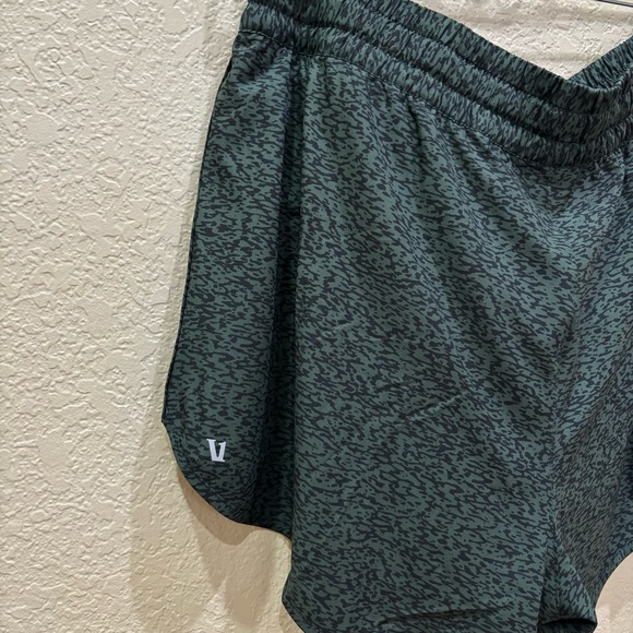 Vuori Clementine 4” Shorts 2.0 Size XL - Picture 9 of 11